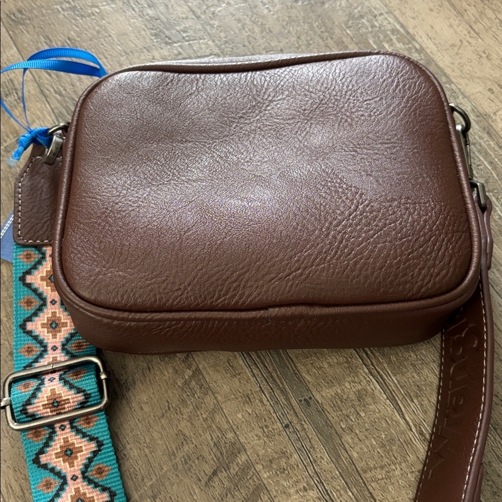 Wrangler Aztec Guitar print strap & accents, vegan leather,1 compartment,zip top - Picture 4 of 12